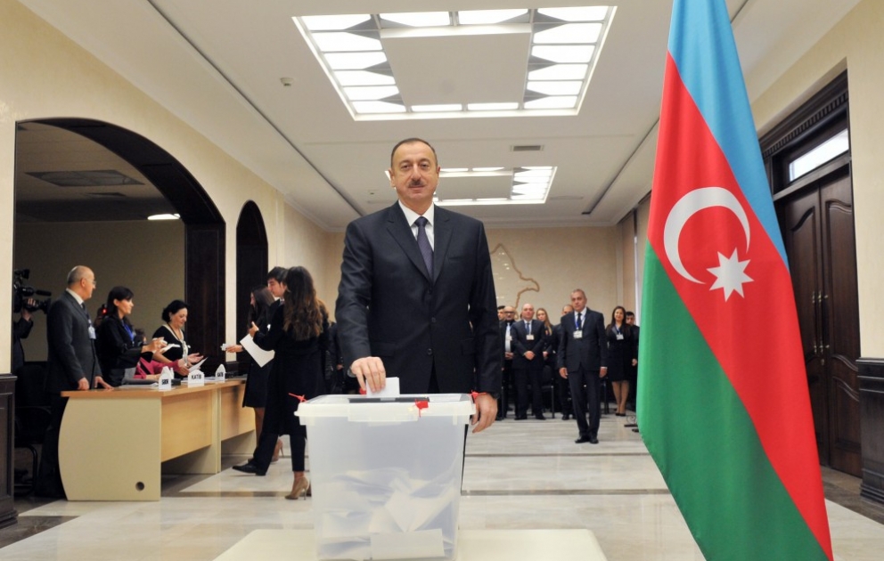 Aserbaidschans Präsident Ilham Aliyev stimmt im Wahllokal Nr.6