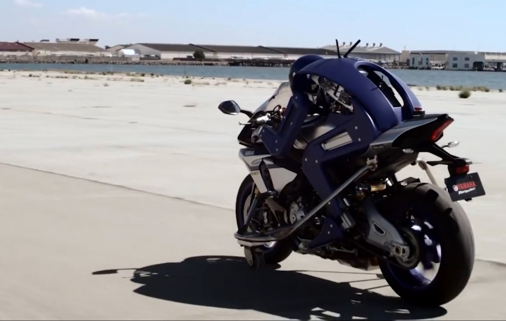 Yaponlar motosikl sürən robot düzəldiblər
