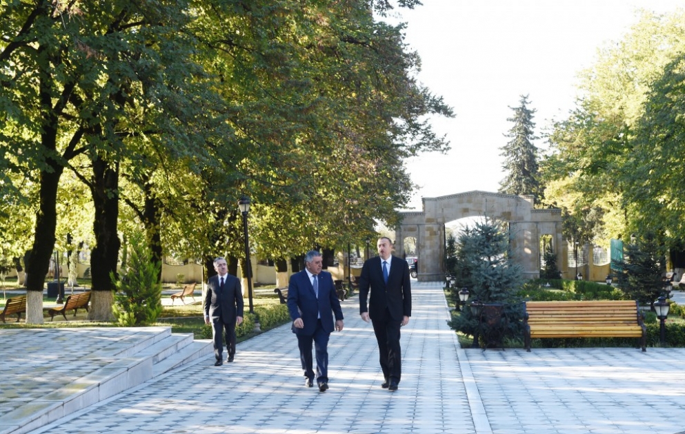 Aserbaidschans Präsident Ilham Aliyev zu einem Besuch im Rayon Zakatala eingetroffen