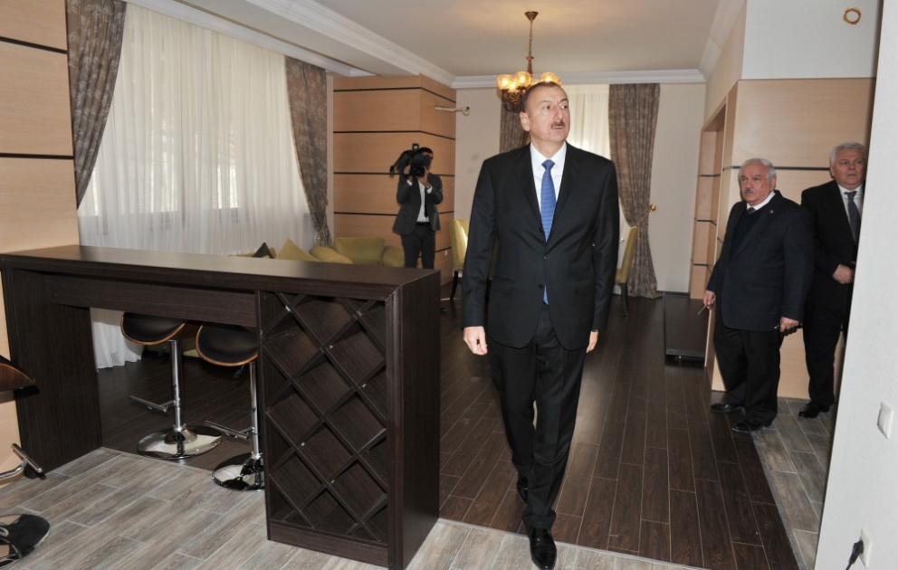 Präsident Ilham Aliyev inspiziert in Scheki den Verlauf von Bauarbeiten im Sanatorium Markhal