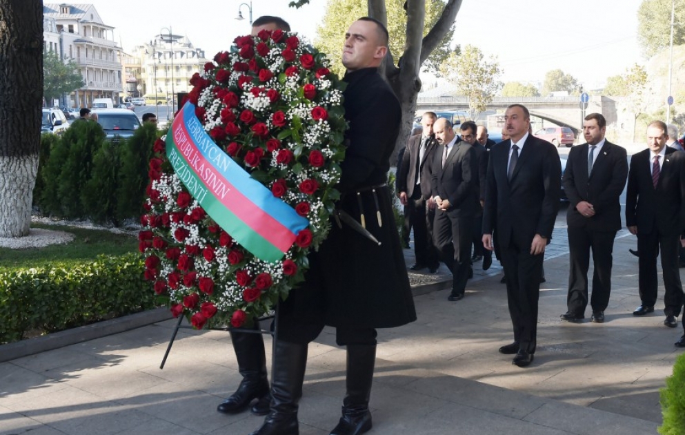 Президент Ильхам Алиев посетил памятник общенациональному лидеру Гейдару Алиеву в Тбилиси