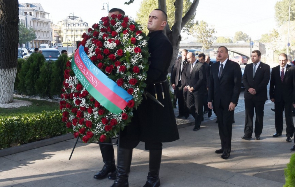 Präsident Ilham Aliyev hat in Tbilissi das Denkmal von Nationalleader besucht