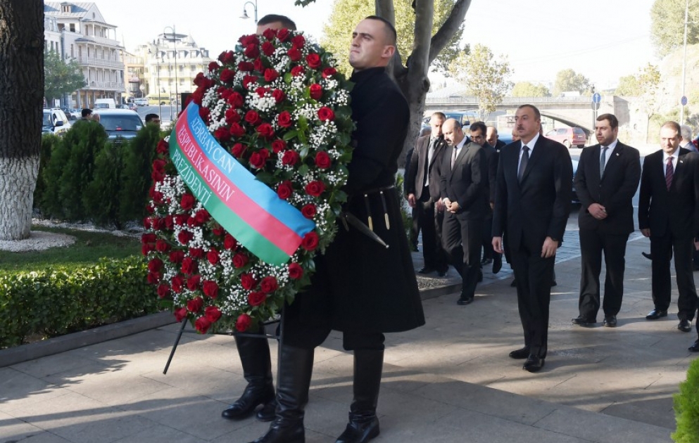 Le président de la République visite le monument d'Heydar Aliyev à Tbilissi