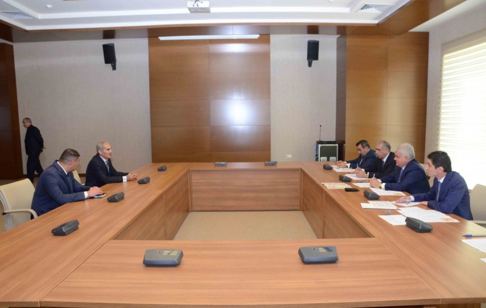 Nəqliyyat naziri Ağdaşda vətəndaşlarla görüşüb