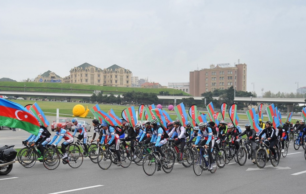 Une course cycliste «Notre drapeau est notre source de fierté» à Bakou