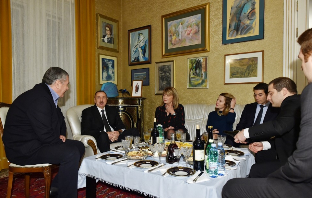 Präsident Ilham Aliyev ehrt das Andenken von Eduard Schewardnadse