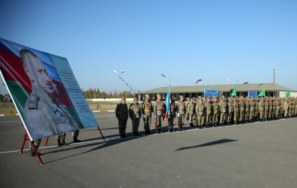 Müdafiə naziri cəbhə bölgəsində Dövlət Bayrağı Günü bayramında iştirak edib