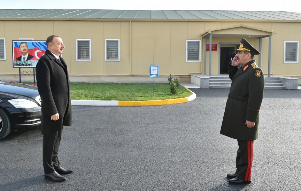 Prezident İlham Əliyev Müdafiə Nazirliyi Hərbi-Hava Qüvvələrinin hərbi şəhərciyində yaradılan şəraitlə tanış olub