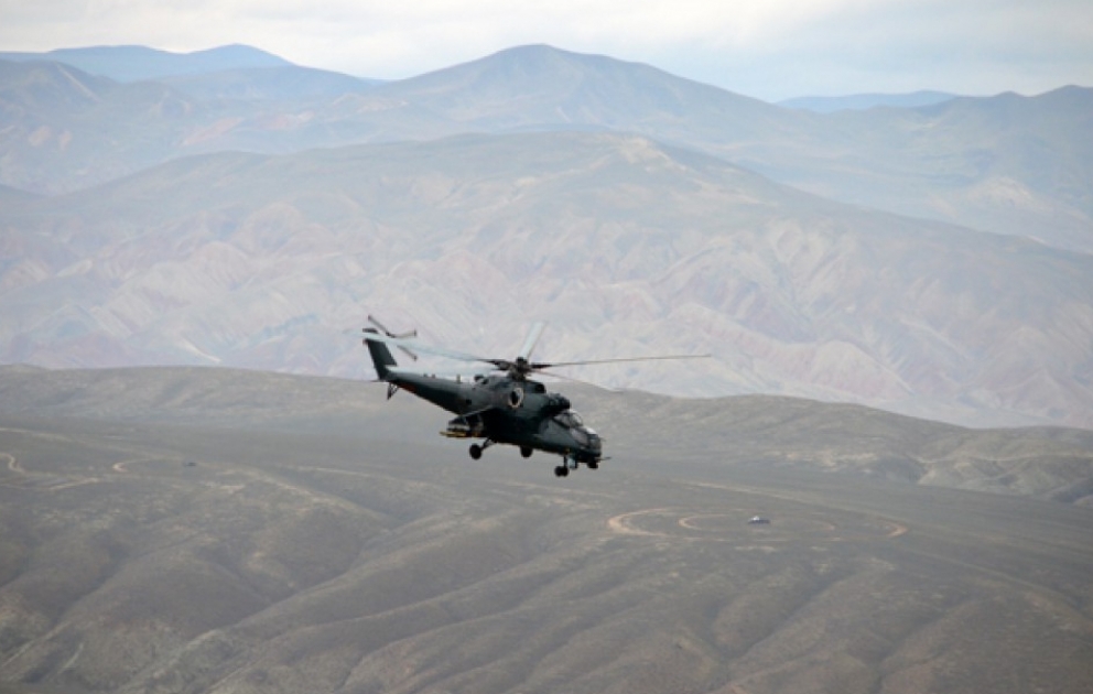 Des hélicoptères de combat effectuent des exercices tactiques