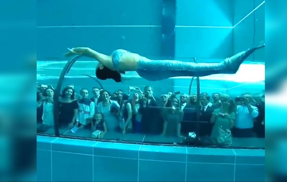 Une sirène dans la piscine