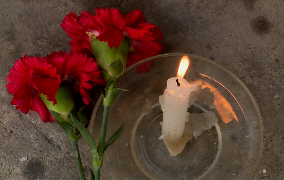 Le public azerbaïdjanais rend hommage aux victimes de Paris