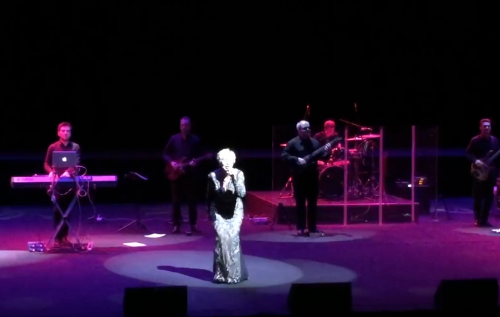 Müğənni Lyubov Uspenskaya "Ağ çiçəyim" oxudu