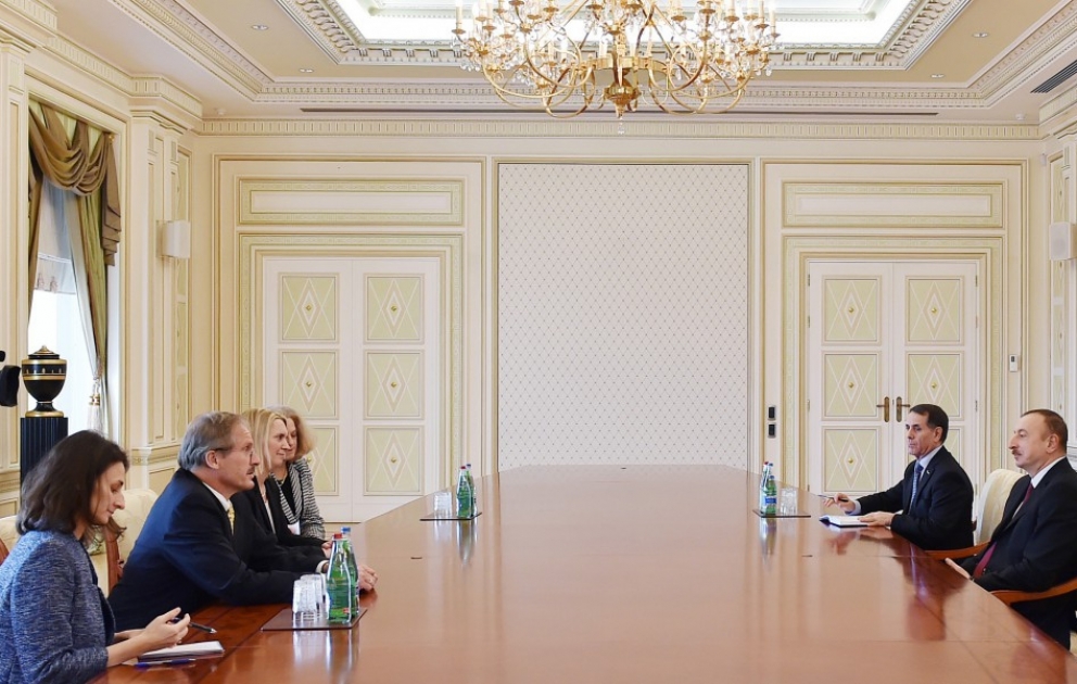 Präsident Ilham Aliyev hat eine Delegation um stellvertretende Assistentin des US-Staatssekretärs empfangen