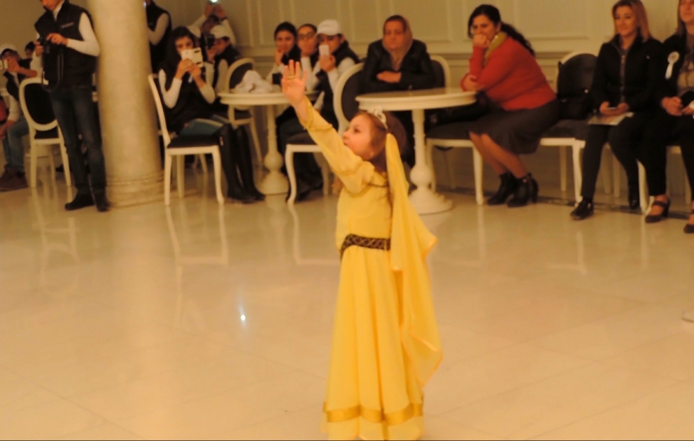 Five-year-old girl performs "Sari galin"