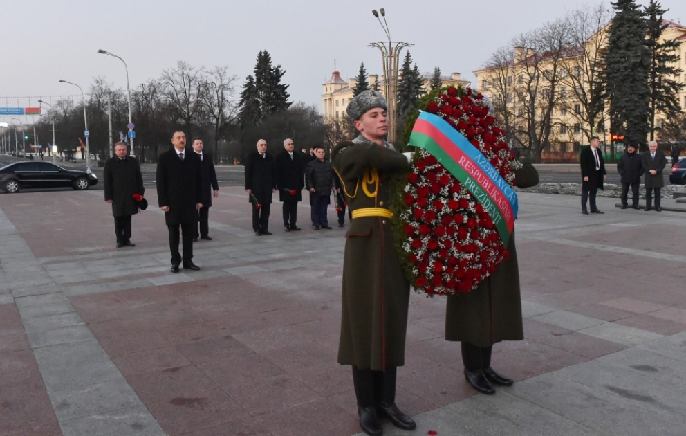 Le président Ilham Aliyev visite la Place de la Victoire à Minsk