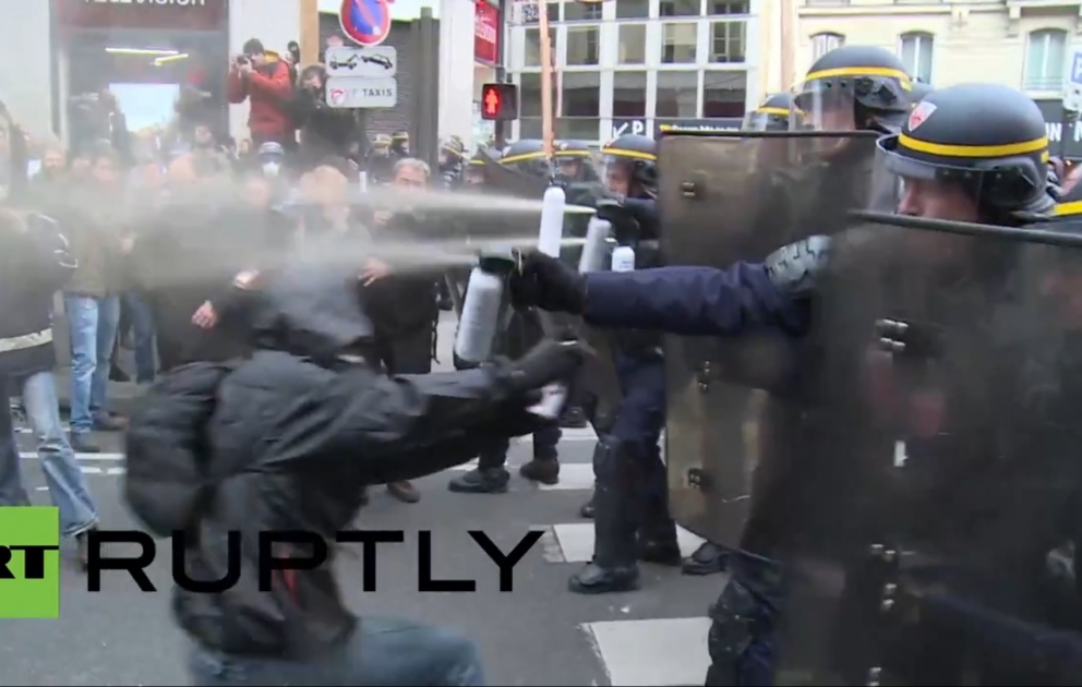 De violentes échauffourées ont éclaté dimanche après-midi entre les forces de l'ordre et des manifestants anti-Cop21, place de la République à Paris