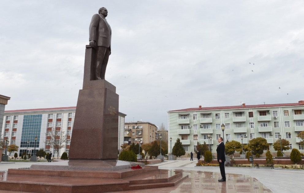 Besuch des Denkmals von Nationalleader Heydar Aliyev in Nachitschewan