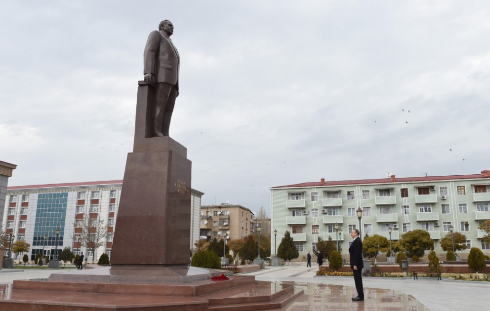 Visite du monument à Heydar Aliyev à Nakhitchevan