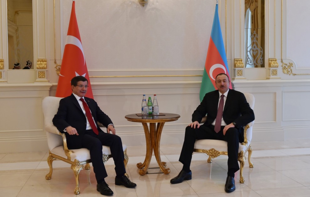 Azərbaycan Prezidenti İlham Əliyevin Türkiyənin Baş naziri Əhməd Davudoğlu ilə təkbətək görüşü