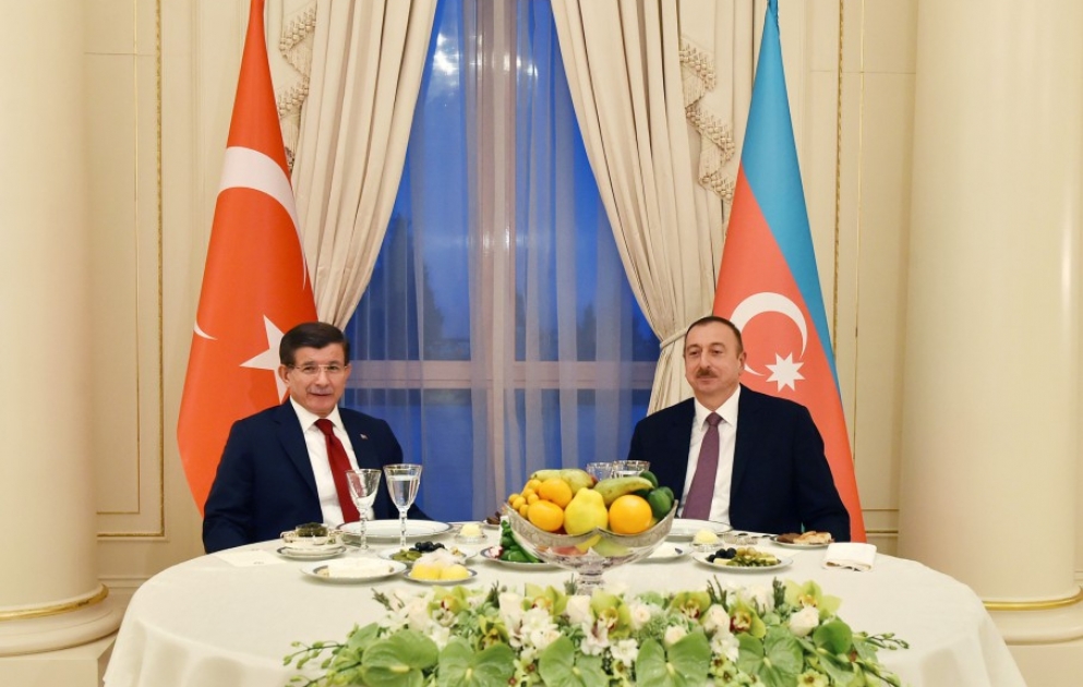 Prezident İlham Əliyevin adından Baş nazir Əhməd Davudoğlunun şərəfinə ziyafət verilib