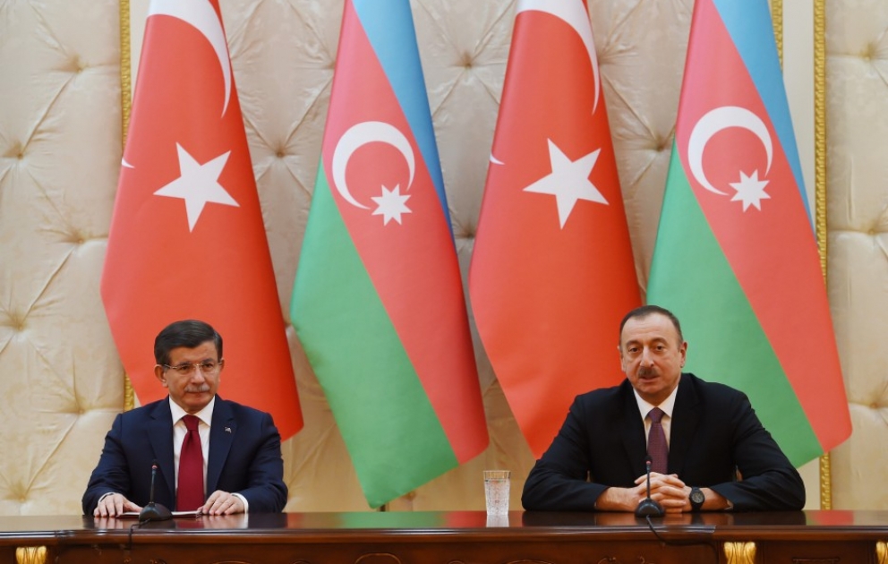 Le président Ilham Aliyev et le Premier ministre turc Ahmet Davutoglu ont fait une déclaration conjointe à la presse