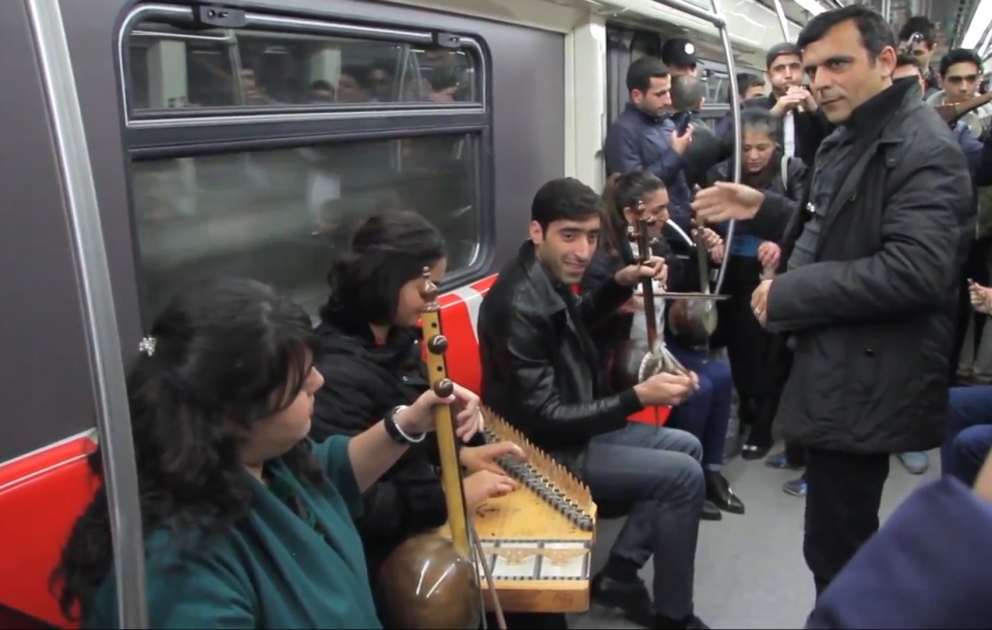 Gənclər Fondundan metroda maraqlı fləşmob