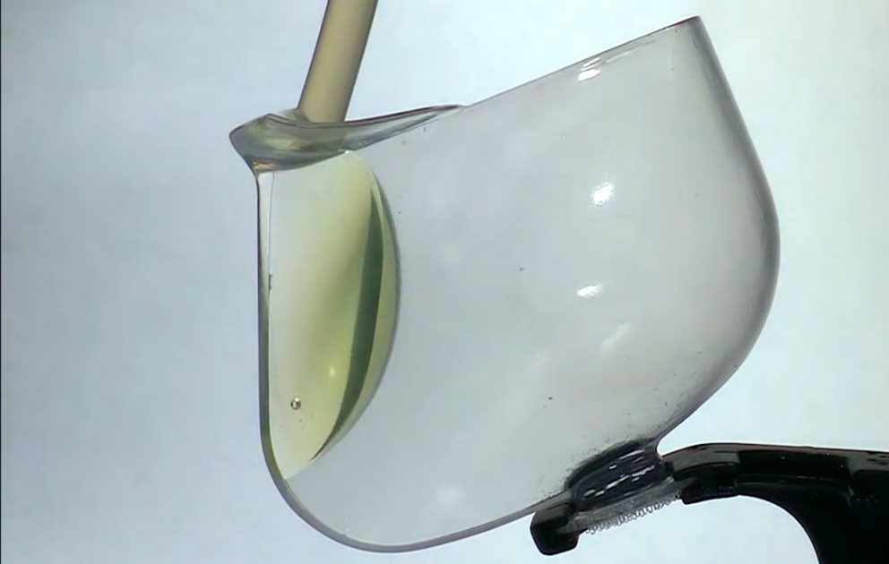 Interessantes Video von NASA: Mit Flüssigkeit gefüllter Becher in der Schwerlosigkeit
