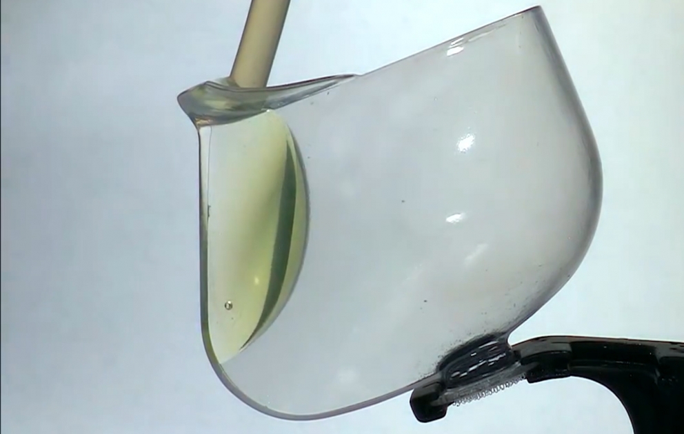 Vidéo de la NASA: tasse remplie de liquide en apesanteur