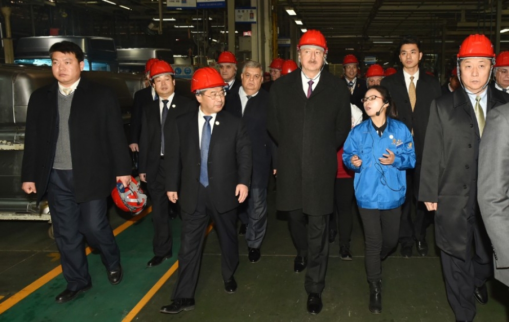 Prezident İlham Əliyev Sian şəhərində Şaansi avtomobil zavodu ilə tanış olub