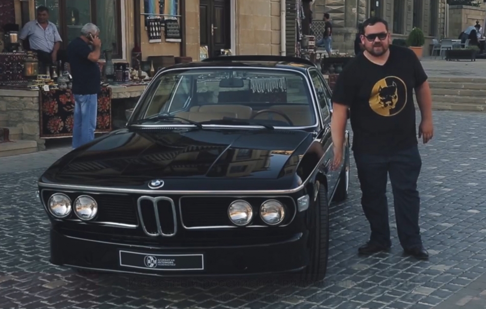 Эрик Давидыч прокатился на классическом BMW по Ичеришехер