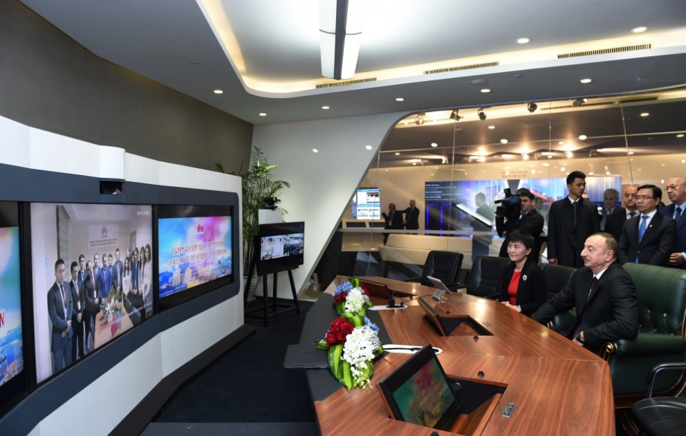 Le président Ilham Aliyev au centre d’exposition de Huawei à Pékin