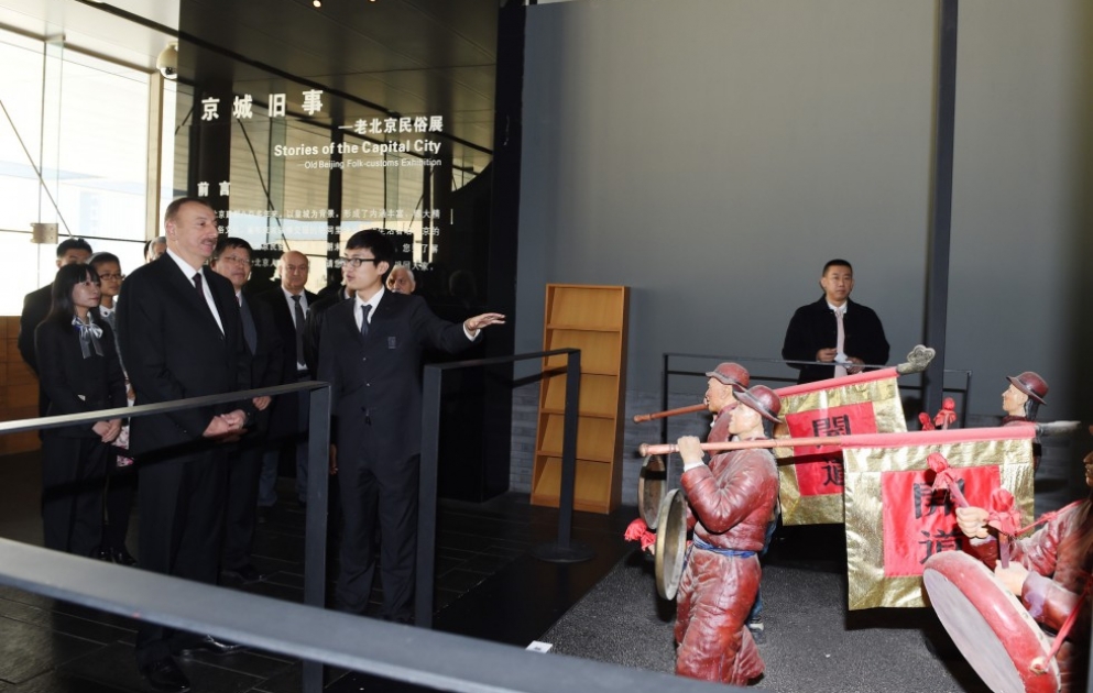 Präsident Ilham Aliyev besucht Hauptstadtmuseum in Peking