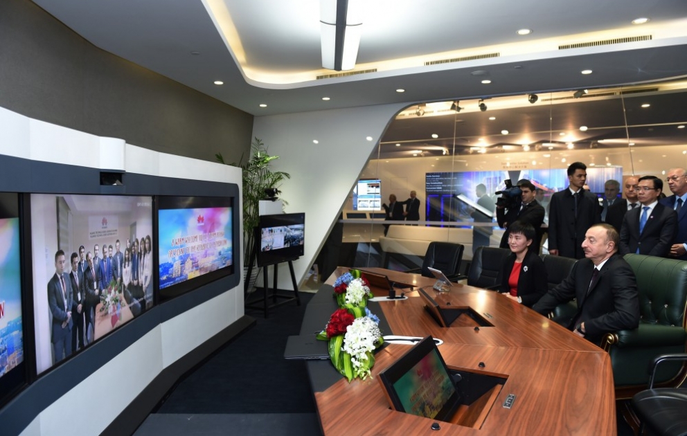 Aserbaidschans Präsident Ilham Aliyev besucht Ausstellungszentrum von "Huawei" in Beijing