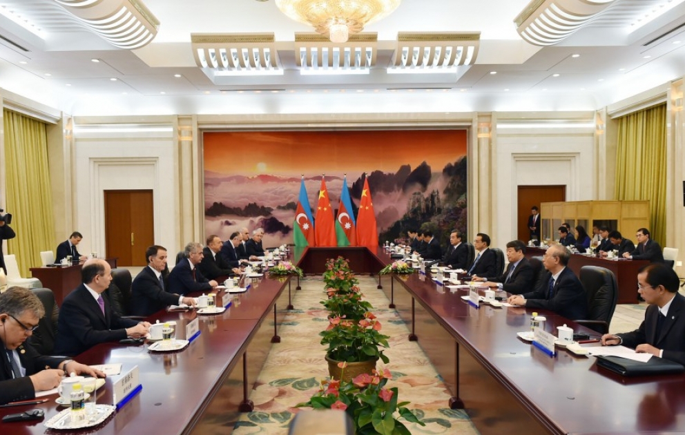 Aserbaidschans Präsident Ilham Aliyev trifft sich mit dem Premier des chinesischen Staatsrates Li Keqiang
