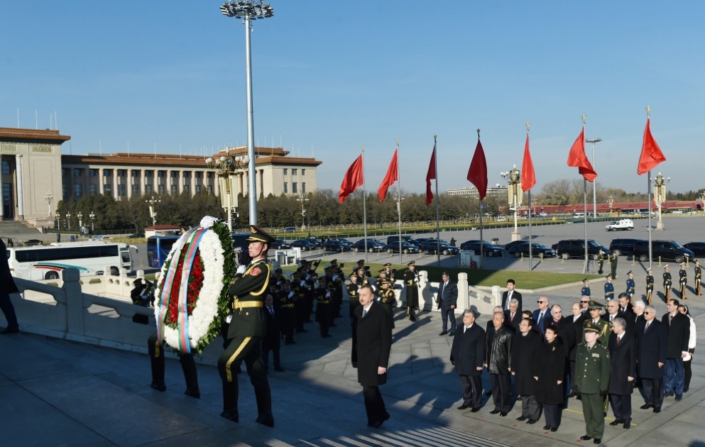 Azərbaycan Prezidenti İlham Əliyev Pekində Xalq Qəhrəmanları Abidəsini ziyarət edib