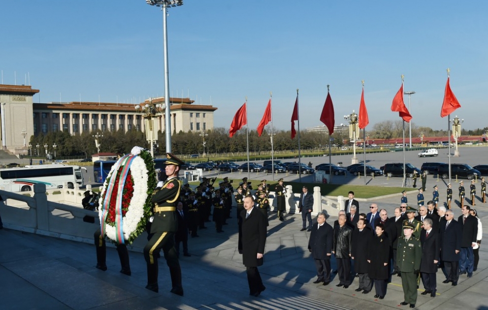 Präsident Ilham Aliyev besucht in Peking Denkmal zum Andenken an Helden von chinesischem Volk