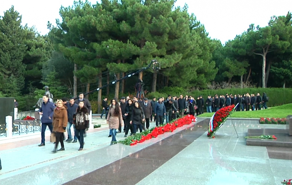 Le peuple azerbaïdjanais rend hommage à Heydar Aliyev