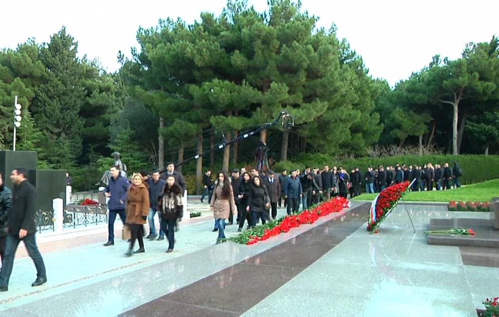 Azerbaijanis pay tribute to Heydar Aliyev