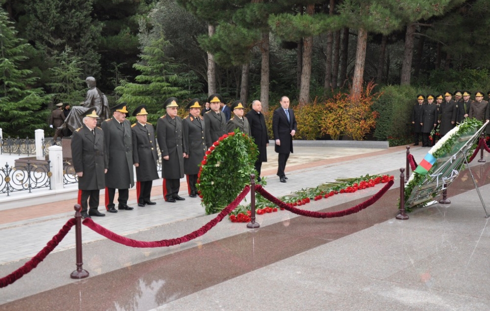 Fövqəladə Hallar Nazirliyinin kollektivi ümummilli lider Heydər Əliyevin məzarını və Şəhidlər xiyabanını ziyarət edib