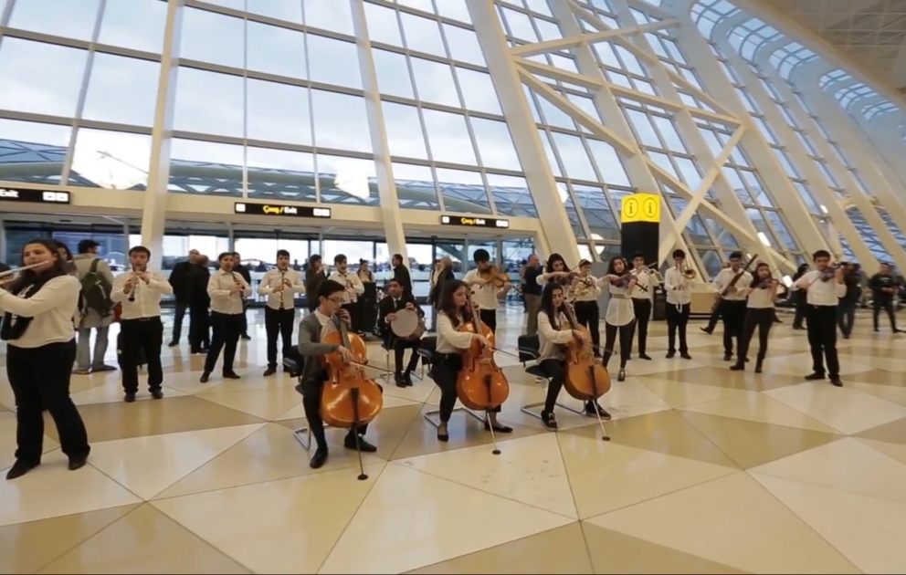 Heydər Əliyev Beynəlxalq Aeroportunda flaşmob keçirilib