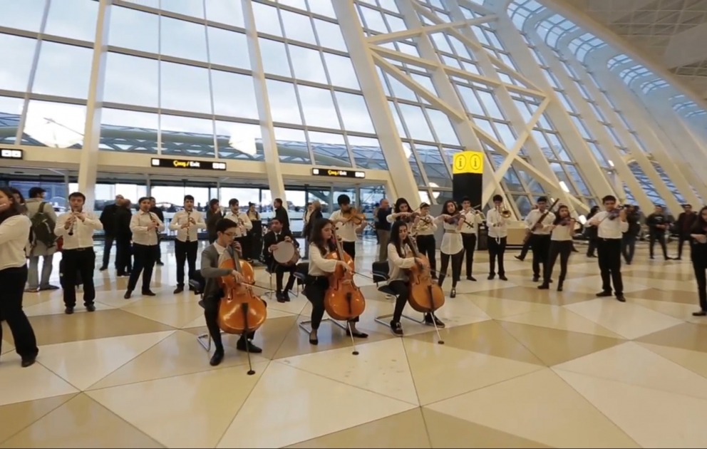 Flashmob im Internationalen Heydar Aliyev Flughafen