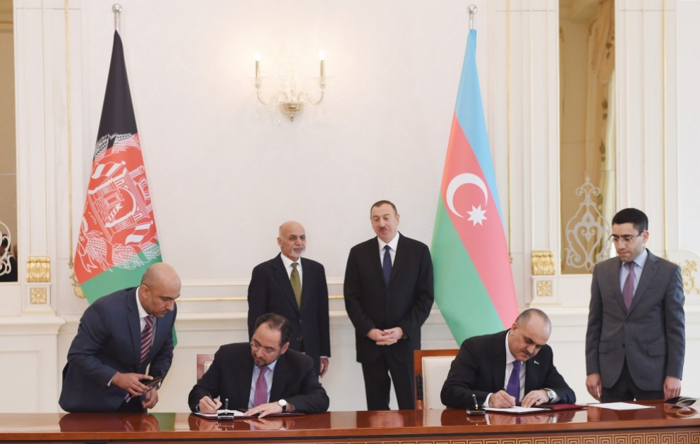 Des documents azerbaïdjano-afghans signés