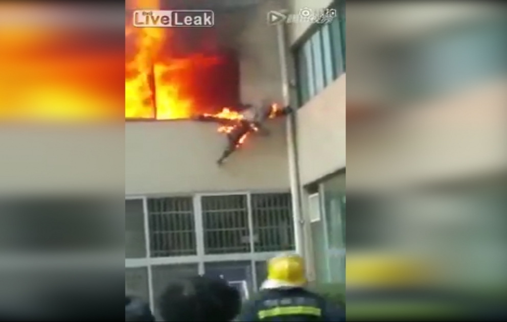 Çində yanğınsöndürən yanan evdə özü alışdı