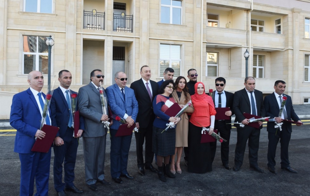 Präsident Ilham Aliyev nimmt an der Eröffnung eines neuen Wohngebäudes für Sehbehinderten
