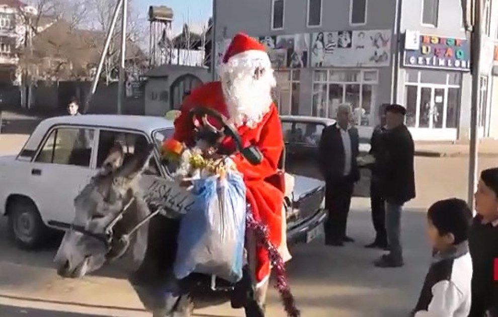 Masallıda Şaxta baba hədiyyəni belə payladı