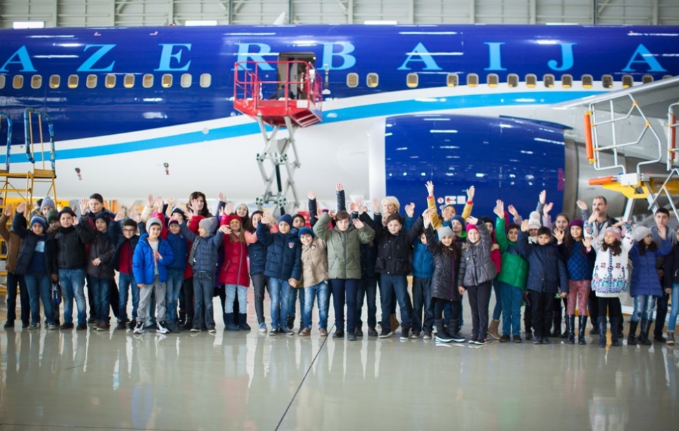 AZAL провел экскурсию для школьников