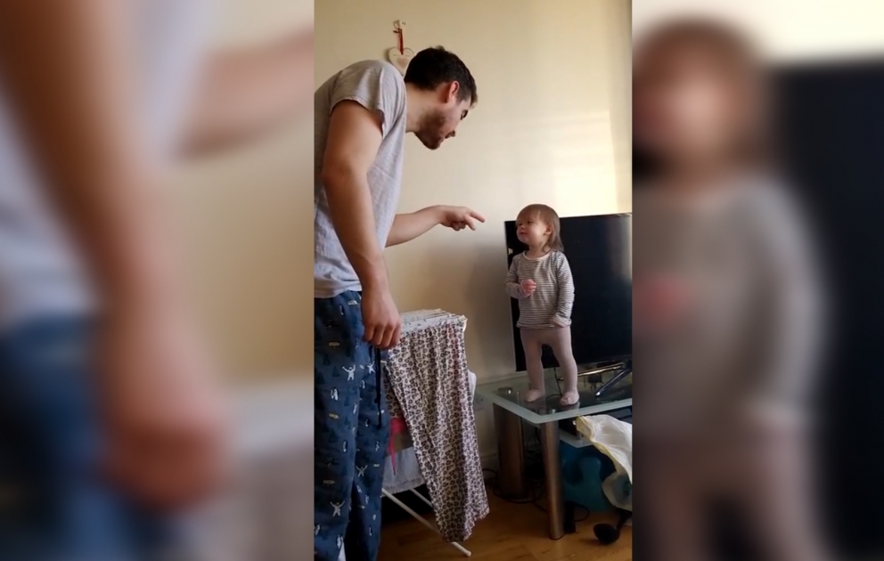 Atasının sözünə baxmadı: 15 aylıq körpə YouTube-da ulduz oldu