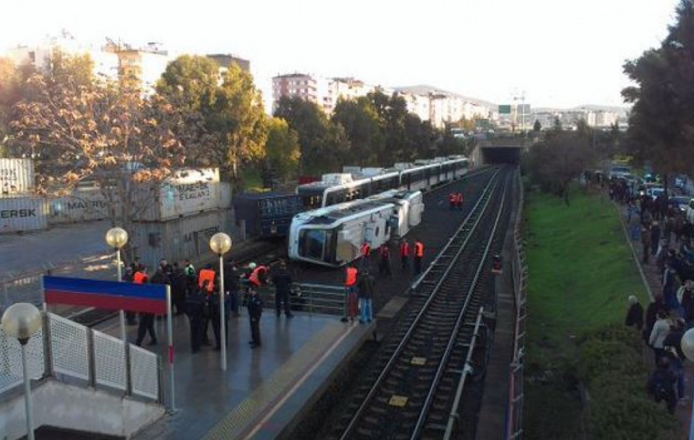 İzmir metrosundakı vaqonlardan biri aşıb - yaralılar var