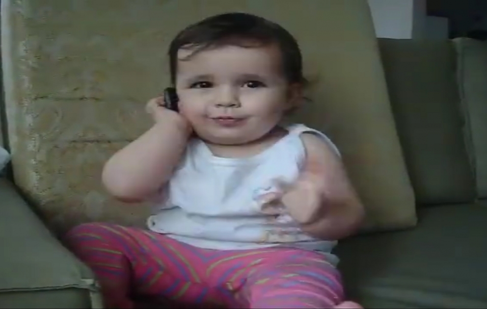 Valideynini təqlid edən uşaq
