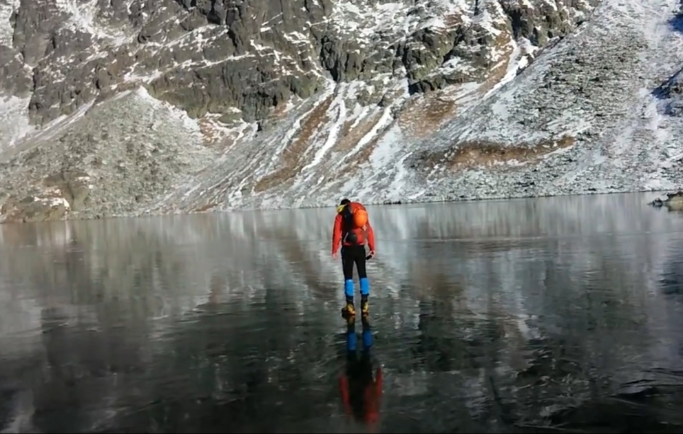 Ils marchent sur l'eau en Slovaquie - merveille hivernale